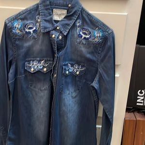 Size S denim shirt Pearl snaps buttons